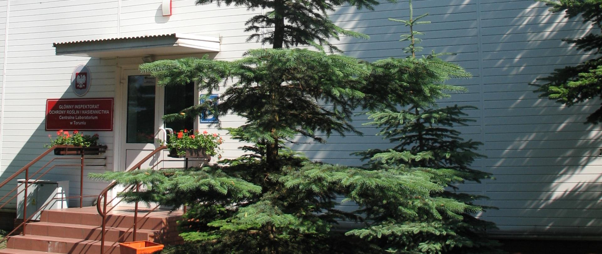 Zdjęcie przedstawia wejście do budynku Referencyjnego Laboratorium Fitosanitarnego
