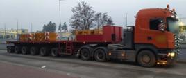 Ciągnik siodłowy z naczepą zatrzymany do kontroli przez patrol kujawsko-pomorskiej Inspekcji Transportu Drogowego. Zestaw przewożący sześć balastów do dźwigu ważył ponad 86 ton.