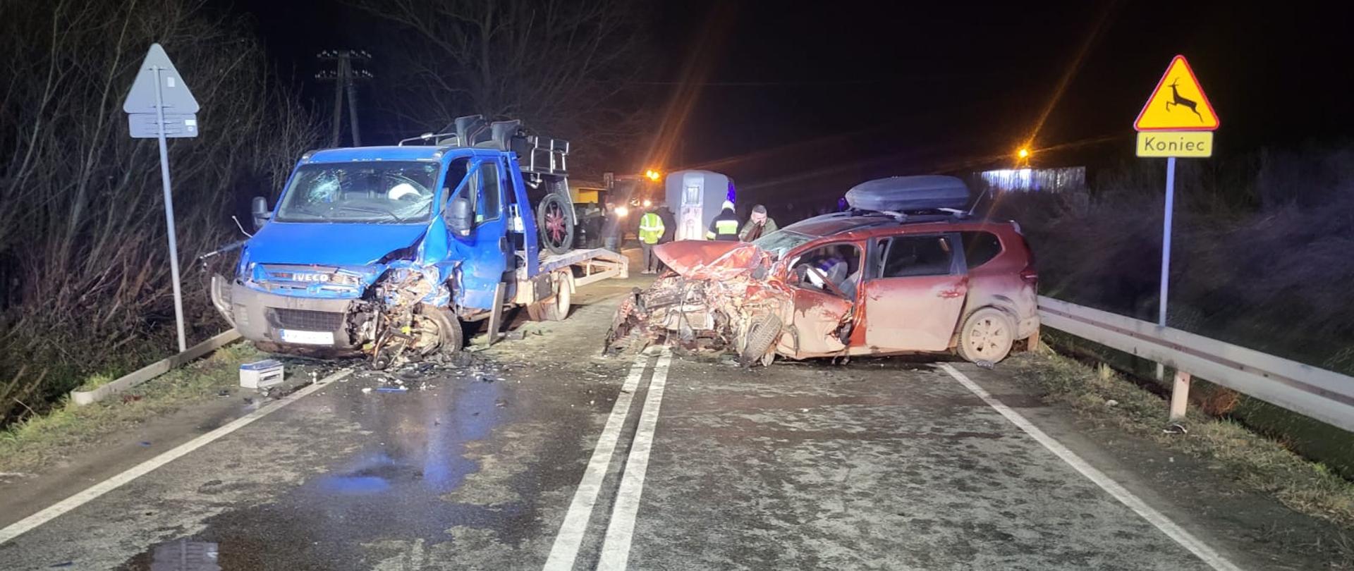 N zdjeciu widocze rozbite pojazdy na jezdni