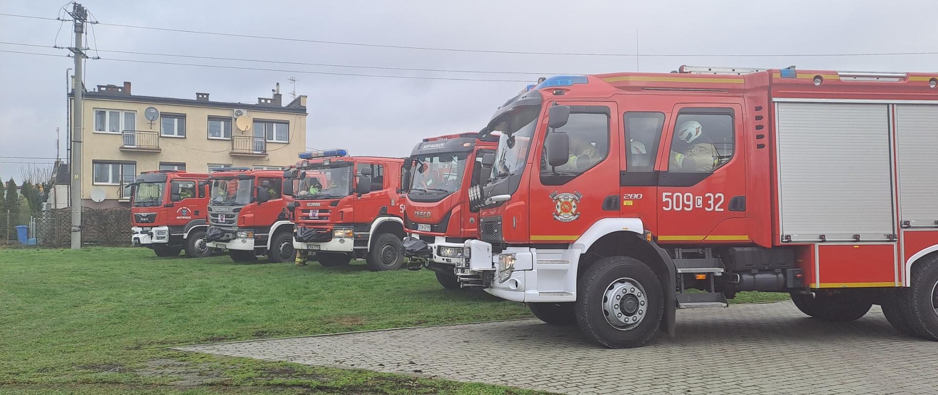 Zdjęcie przedstawia samochody pożarnicze biorące udział w ćwiczeniach plutonu gaśniczego Wojewódzkiego Odwodu Operacyjnego. 