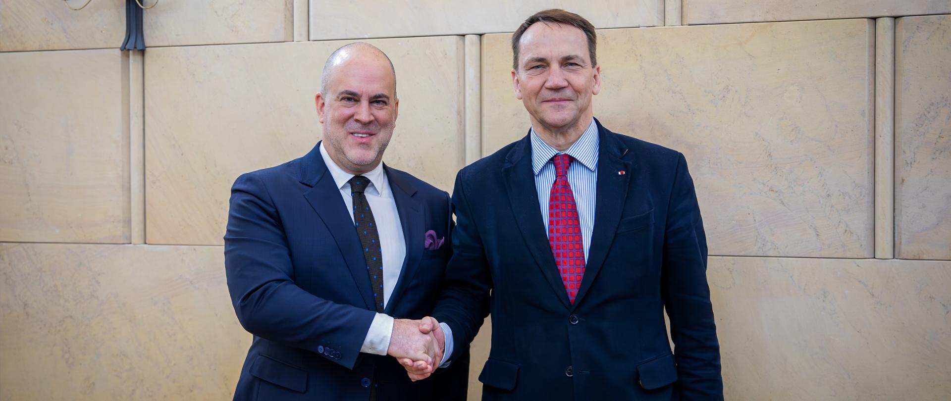 Minister Spraw Zagranicznych Radosław Sikorski i szef Biura UNHCR w Warszawie Kevin Allen 