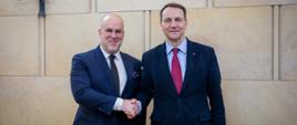 Minister Spraw Zagranicznych Radosław Sikorski i szef Biura UNHCR w Warszawie Kevin Allen 