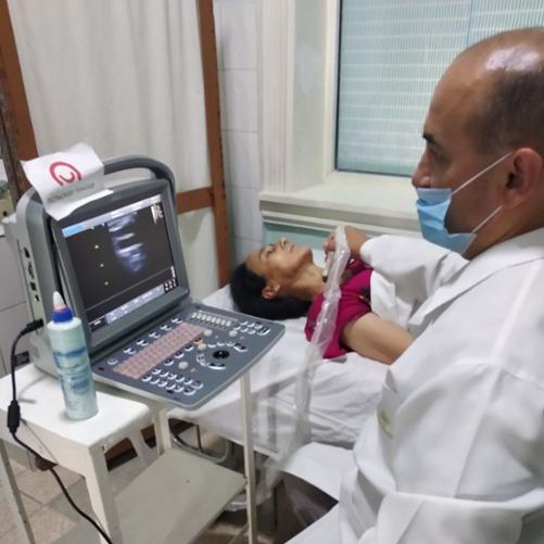 lekarz przeprowadza USG tarczycy pacjentki