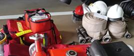 Na zdjęciu motopompa pożarnicza, torba R1, i węże pożarnicze w garażu KP PSP w Ostrowcu Św.