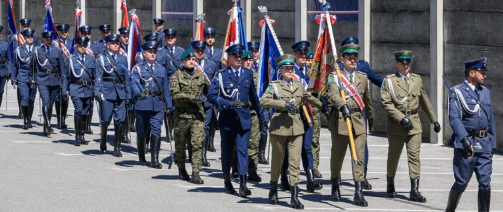 Zdjęcie przedstawia funkcjonariuszy Służby Więziennej i innych formacji mundurowych podczas obchodów Święta Służby Więziennej w Rzeszowie