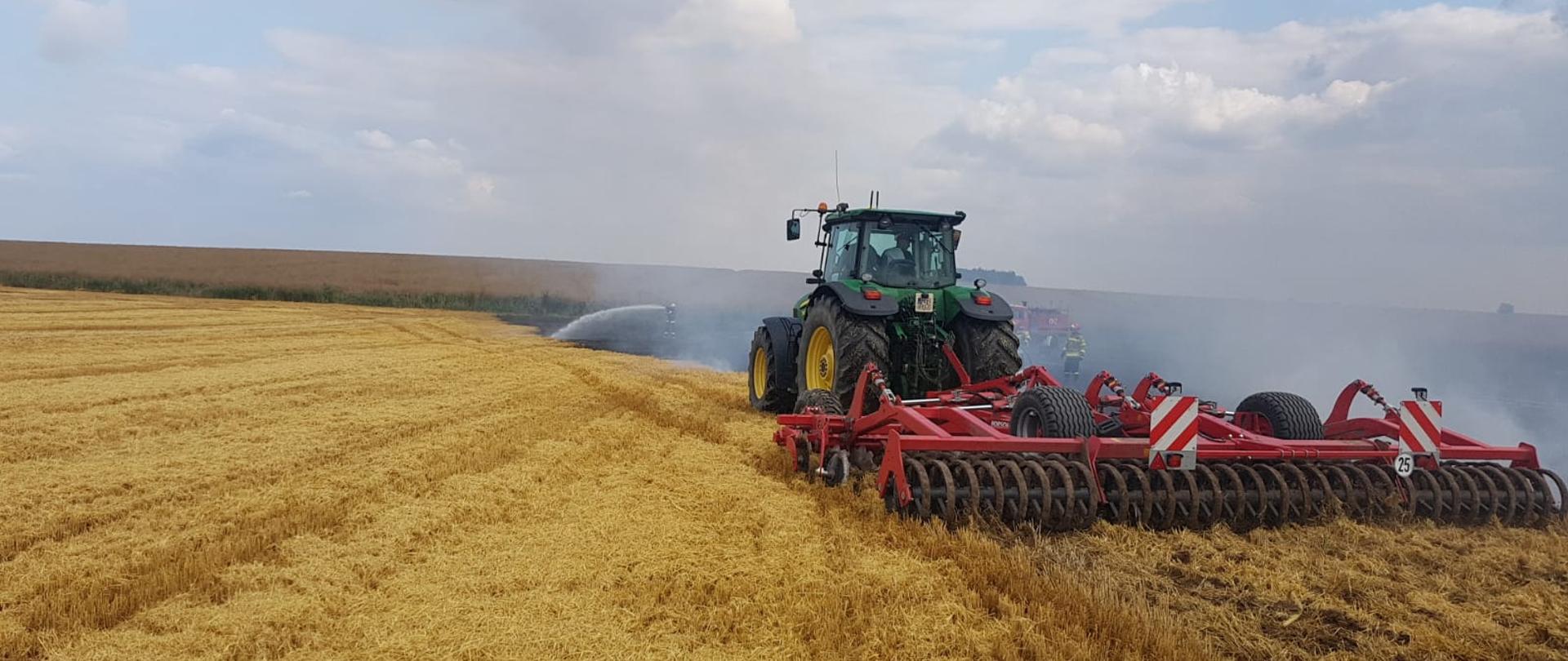 Traktor orze pas aby zapobiec dalszemu rozprzestrzenianiu się ognia 