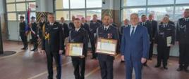 Zdjęcie przedstawia wręczenie Dyplomów Komendanta Głównego PSP 2 druhom z jednostki OSP Świbno.