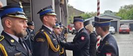  Zdjęcie podstawia Zastępcę Łódzkiego Komendanta Wojewódzkiego w Łodzi podczas wręczania odznaczeń strażakom. 
