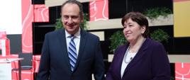 Wiceminister rozwoju i technologii Andrzej Gut-Mostowy i minister odpowiedzialna za turystykę Bułgarii Stela Baltova podczas uroczystego otwarcia TOUR SALON w Poznaniu, ministrowie stoją i uśmiechają się
