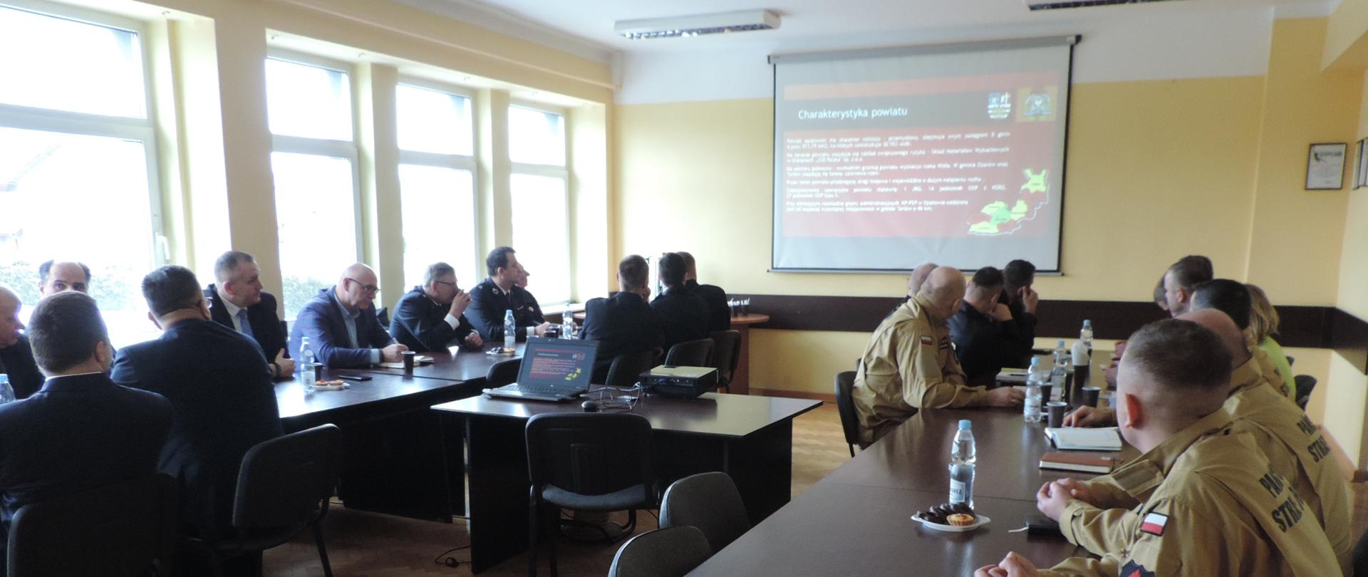 Zdjęcie przedstawia funkcjonariuszy KP PSP w Opatowie, druhów OSP Brzezie oraz samorządowców powiatu opatowskiego podczas narady rocznej