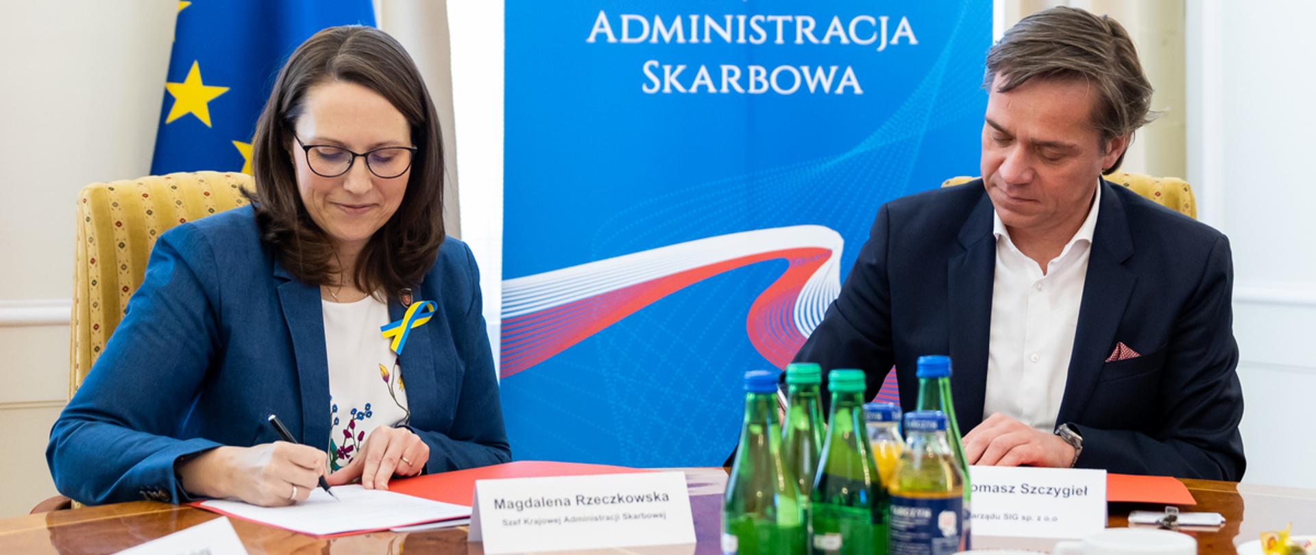 Minister Magdalena Rzeczkowska podpisuje pierwszą umowę w ramach Programu Współdziałania z przedstawicielem firmy SIG spółka z ograniczoną odpowiedzialnością