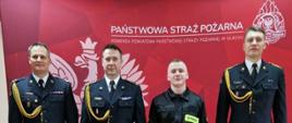Na zdjęciu widać Komendanta PSP, Zastępcę Komendanta PSP, Ślubowanego strażaka oraz dowódcę JRG.