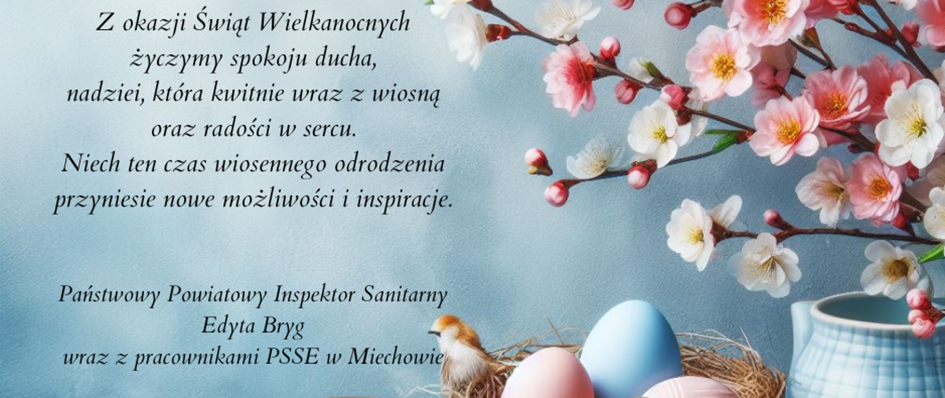 Zdjęcie z kolorowymi jajkami umieszczonymi na stole w niebieskich miseczkach. obok wazon z kwiatami.