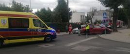 Strażacy udzielają pomocy podczas wypadku samochodowego