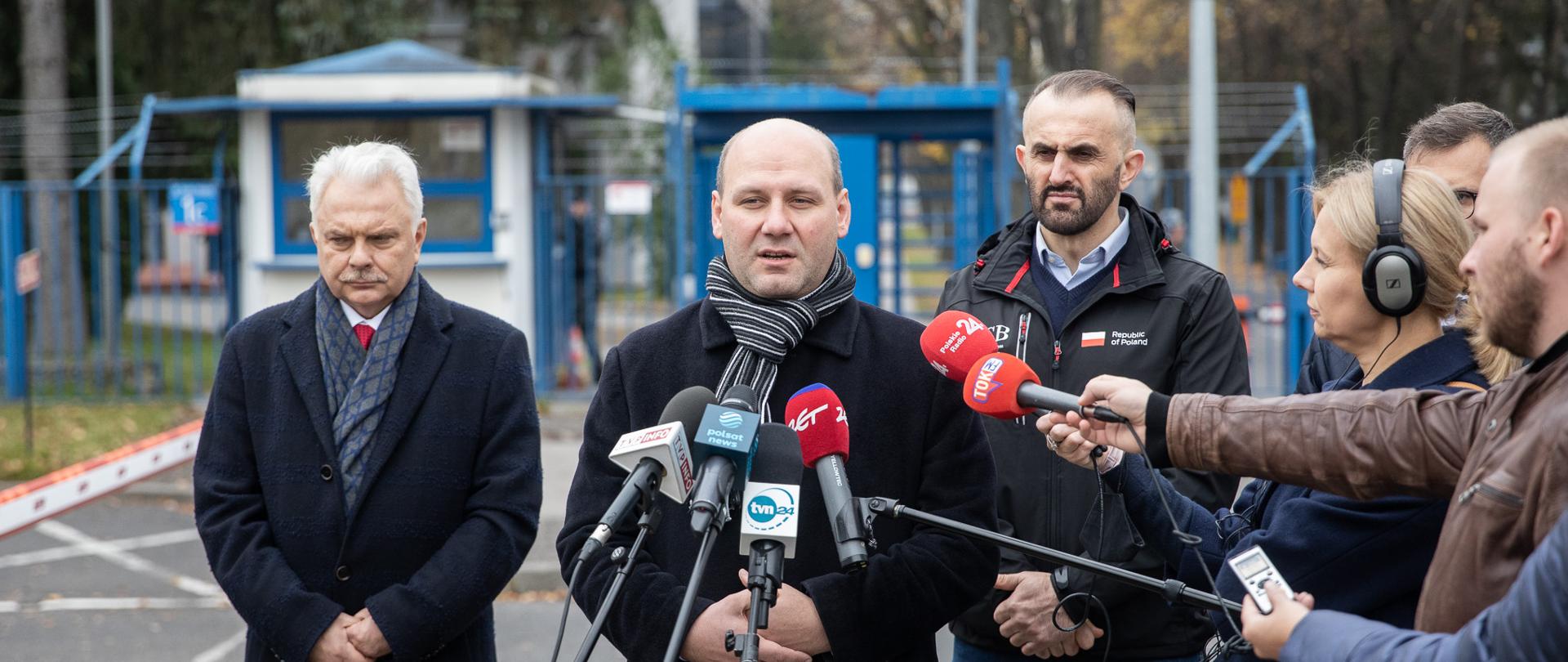 2021.10.28 Warszawa . Minister Szymon Szynkowski vel Sek . Lotnisko Wojskowe . Wylot medykow do Rumunia .
Fot. Tymon Markowski / MSZ