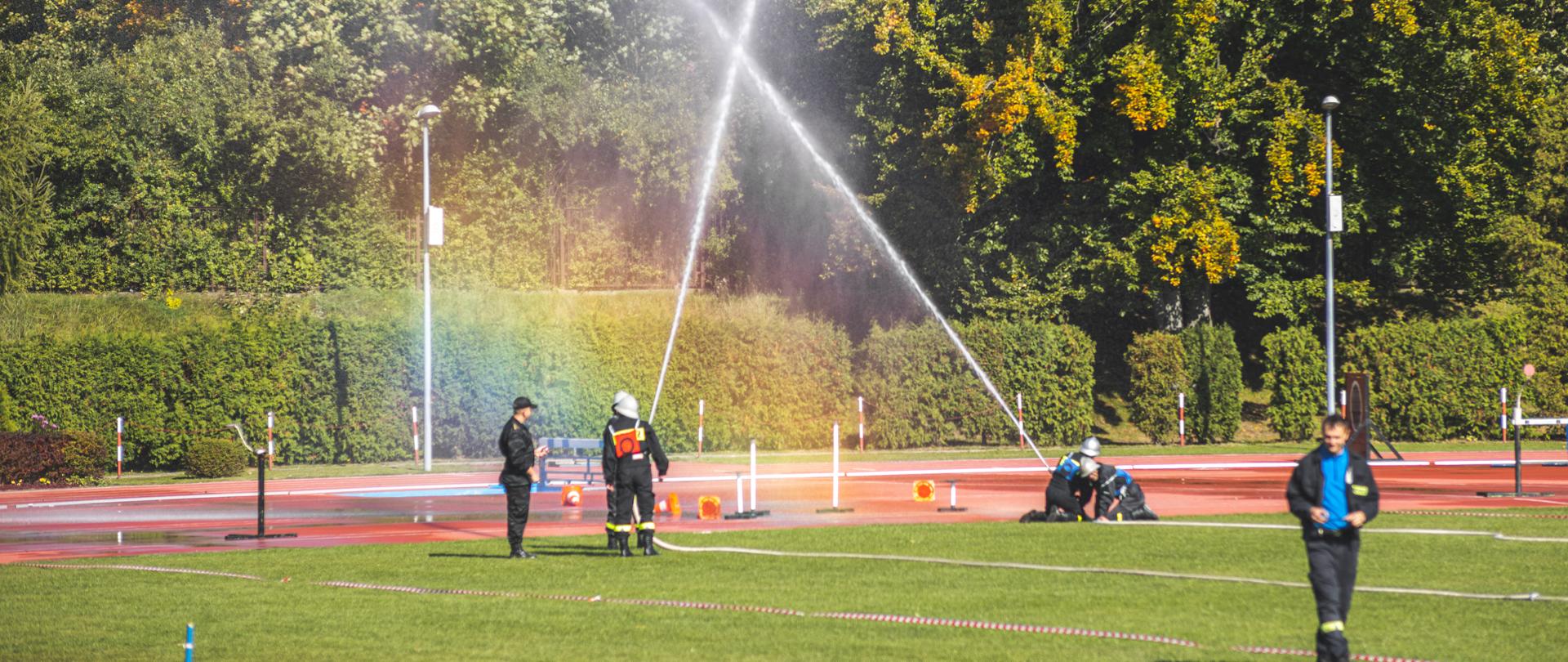 Na zdjęciu widać uczestników Zawodów pożarniczych w umundurowaniu strażackim. 