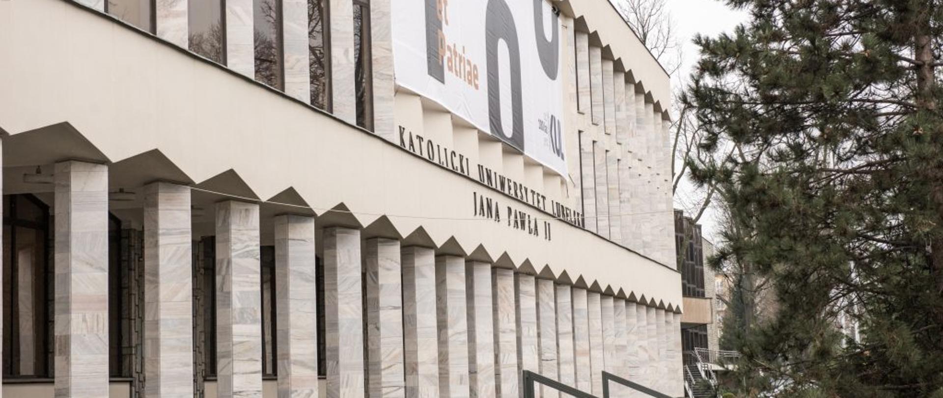 Front budynku Katolickiego Uniwersytetu Lubelskiego