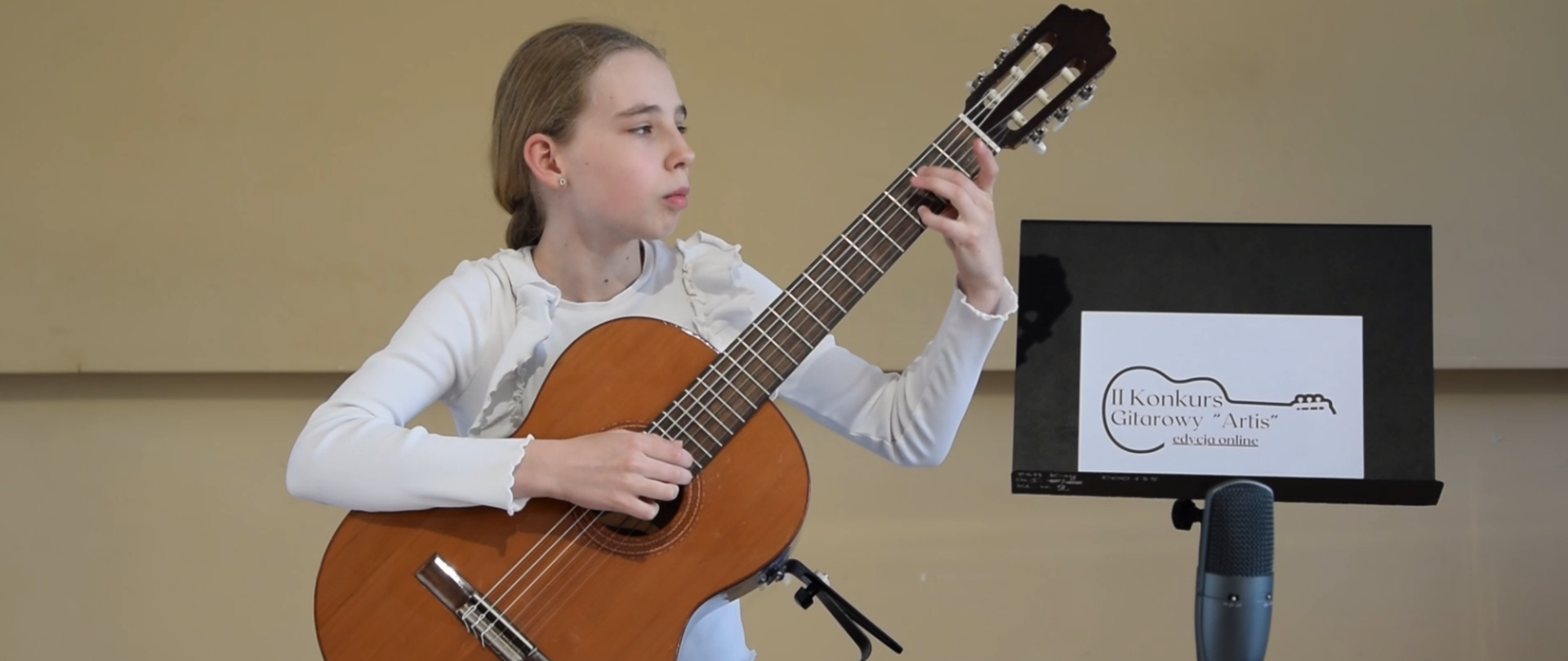 grająca gitarzystka