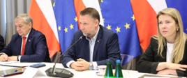 Narada wojewodów z kierownictwem Ministerstwa Spraw Wewnętrznych i Administracji - od lewej sekretarz stanu Wiesław Szczepański, minister Marcin Kierwiński oraz sekretarz stanu Magdalena Roguska 