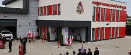 19 czerwca 2026 roku w Międzyzdrojach odbyły się Powiatowe Obchody Dnia Strażaka Komendy Powiatowej Państwowej Straży Pożarnej w Kamieniu Pomorskim, połączone z uroczystym oddaniem do użytku nowego obiektu Jednostki Ratowniczo-Gaśniczej – Posterunku w Międzyzdrojach.
Uroczystość zgromadziła licznych gości, przedstawicieli władz państwowych i samorządowych, kierownictwo Państwowej Straży Pożarnej, druhów Ochotniczych Straży Pożarnych oraz mieszkańców regionu. W wydarzeniu uczestniczyli m.in. Komendant Główny PSP nadbryg. Wojciech Kruczek, Wicewojewoda Zachodniopomorski Dawid Krystek, Zachodniopomorski Komendant Wojewódzki PSP st. bryg. Mirosław Pender, a także przedstawiciele władz samorządowych.
Podczas uroczystego apelu wręczono odznaczenia państwowe i resortowe, medale za zasługi dla pożarnictwa, awanse na wyższe stopnie służbowe oraz wyróżnienia dla strażaków szczególnie zasłużonych dla ochrony życia, zdrowia i mienia. Była to okazja do podziękowania funkcjonariuszom PSP oraz druhom OSP za ich codzienną służbę, profesjonalizm i poświęcenie.
Szczególnym momentem wydarzenia było uroczyste przecięcie wstęgi i oficjalne otwarcie nowej strażnicy Posterunku JRG w Międzyzdrojach. Nowoczesny obiekt znacząco poprawi warunki pełnienia służby przez strażaków oraz zwiększy poziom bezpieczeństwa mieszkańców i turystów odwiedzających wybrzeże.
Nowa strażnica to inwestycja, która stanowi ważny krok w rozwoju systemu ratowniczego na terenie powiatu kamieńskiego i województwa zachodniopomorskiego. Dzięki niej strażacy będą mogli jeszcze skuteczniej i szybciej nieść pomoc potrzebującym.
Gratulujemy wszystkim odznaczonym, awansowanym i wyróżnionym strażakom oraz dziękujemy wszystkim osobom i instytucjom, które przyczyniły się do realizacji tej ważnej inwestycji.