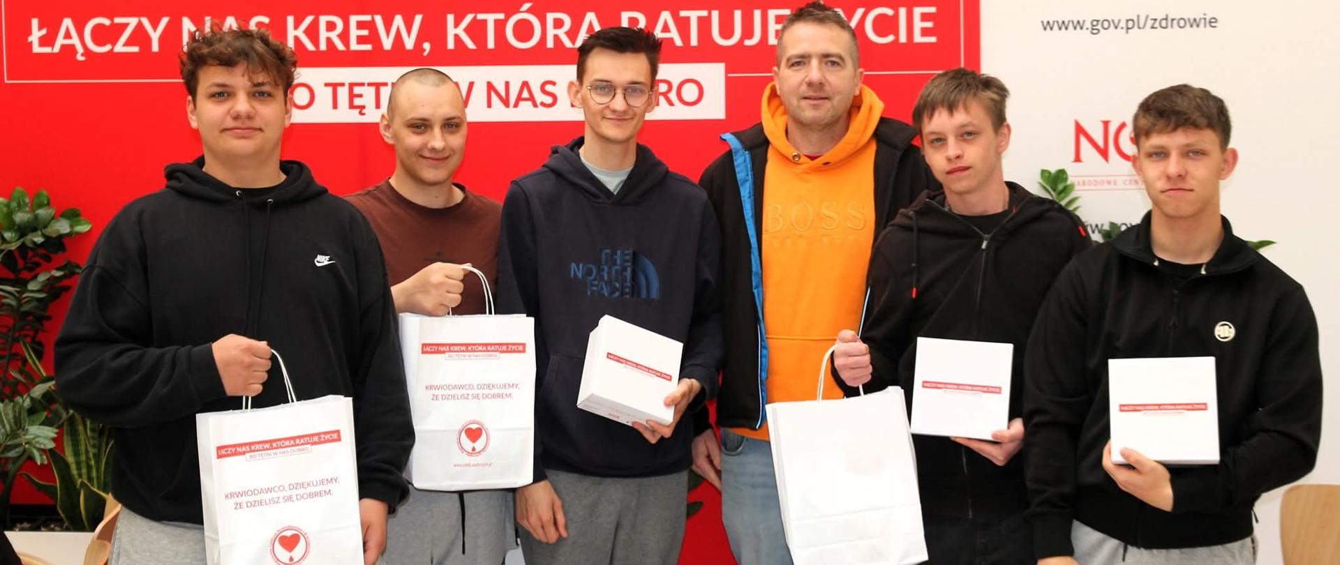 uczniowie ZSCKR w Mokrzeszowie w Regionalnym Centrum Krwiodawstwa w Wałbrzychu