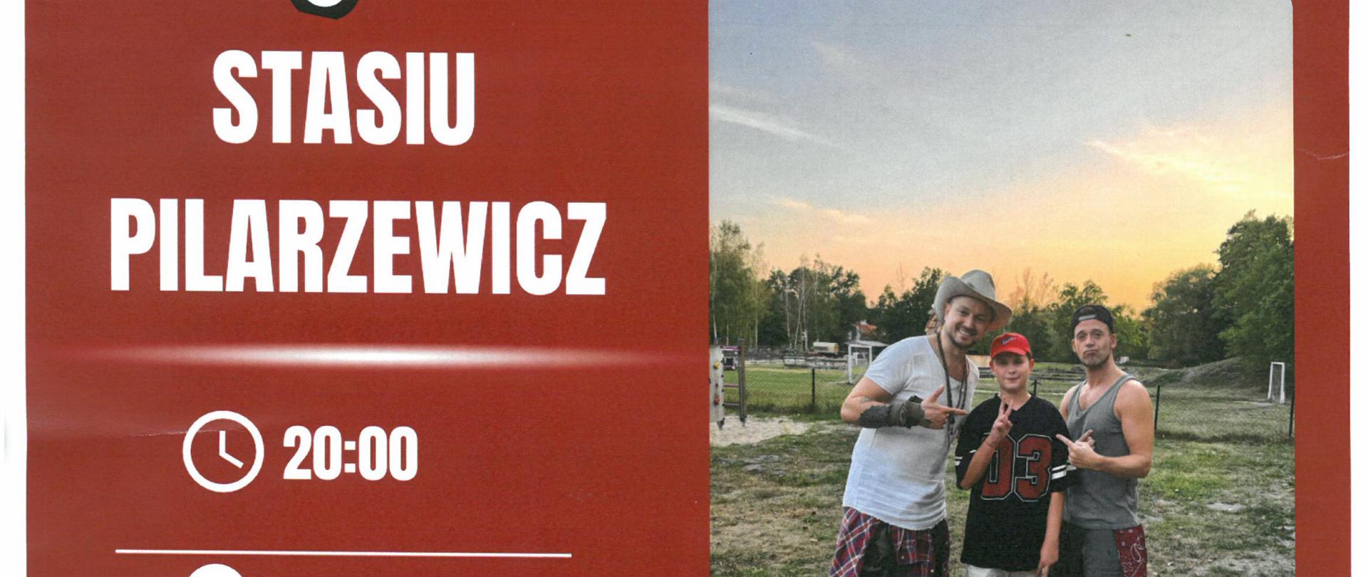 Plakat na brązowym tle. Pośrodku z prawej strony znajduje się zdjęcie przedstawiające dwóch mężczyzn oraz stojącego między nimi nastolatka, którzy pozują do zdjęcia. Na plakacie znajdują się informacje dotyczące udziału nastolatka w programie The Voice, który wyemitowany zostanie 01.05.2025 roku o godzinie 20:00.