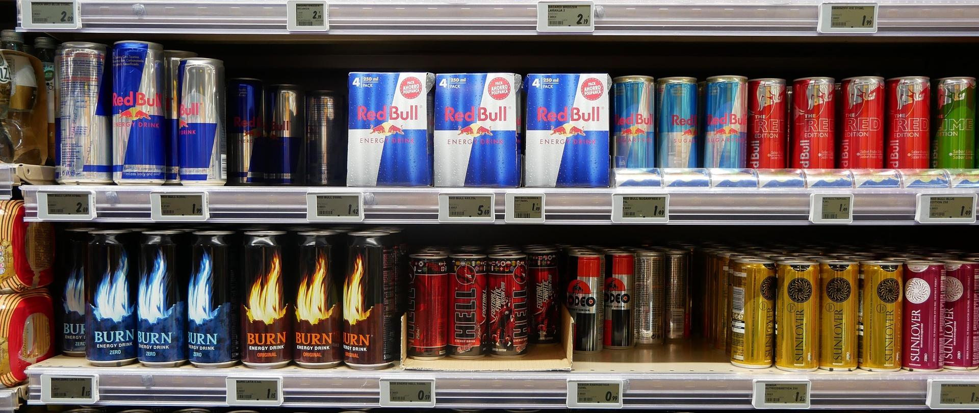Półka sklepowa z napojami energetycznymi