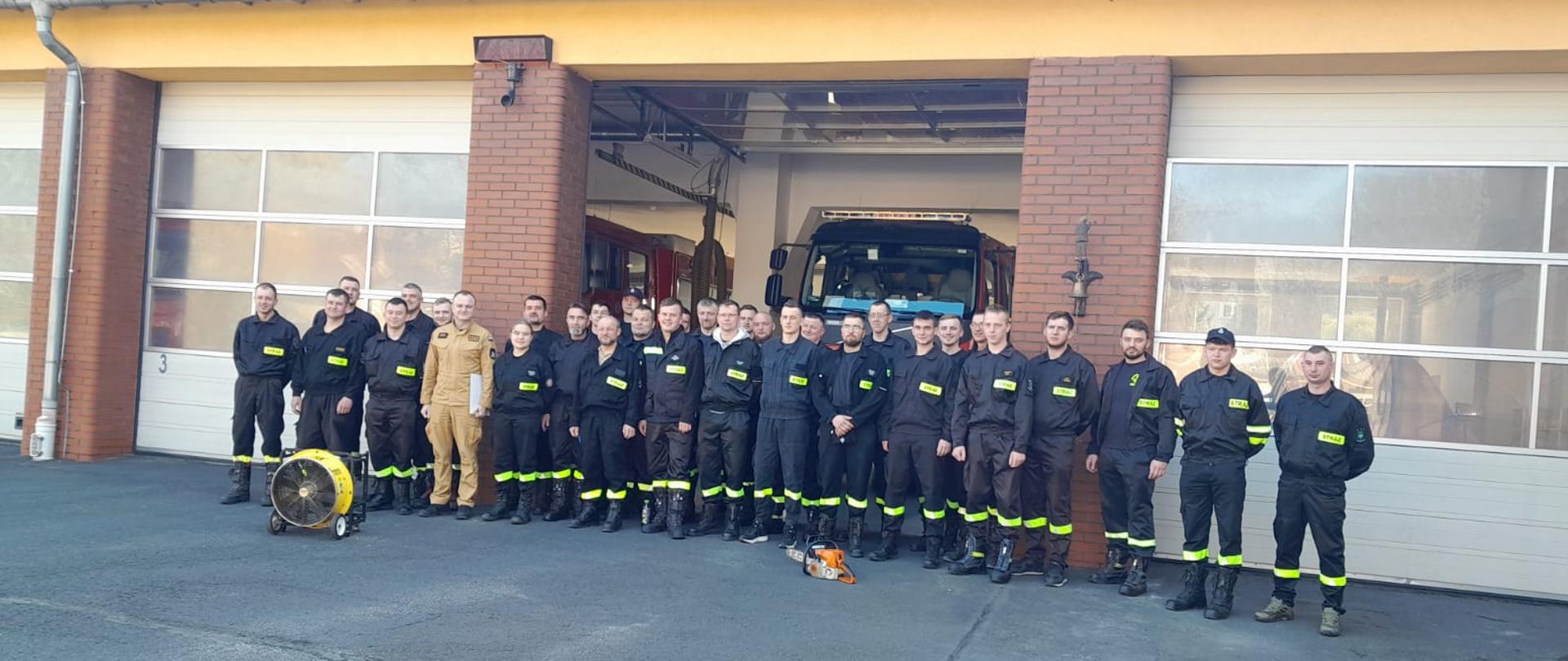 Druhowie OSP ubrani w ubrania koszarowe, podczas zbiórki po egzaminie.
