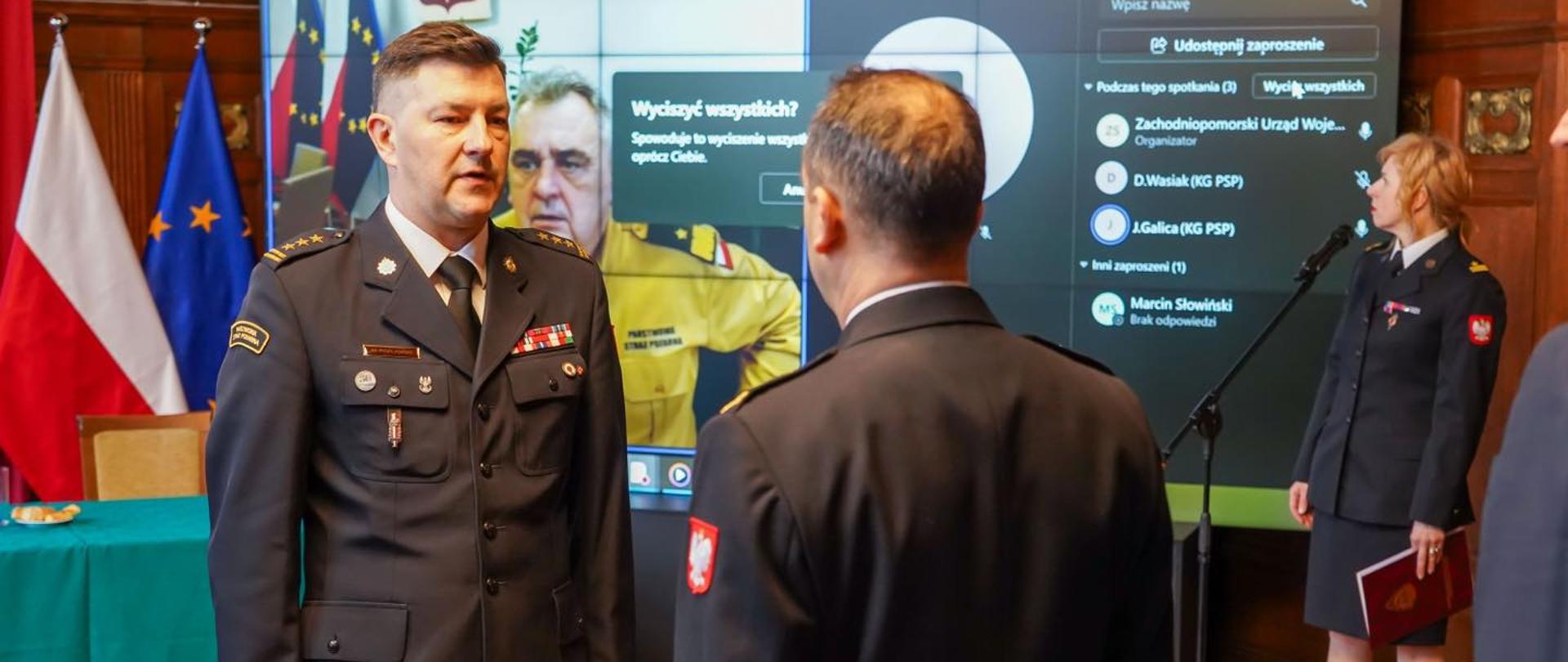 W czwartej 22 lutego 2024 roku w Sali Rycerskiej Zachodniopomorskiego Urzędu Wojewódzkiego odbyła się narada roczna, podsumowująca działalność zachodniopomorskich strażaków w 2023 w tle st. bryg. Marek Popławski Zastępca Zachodniopomorskiego Komendanta Wojewódzkiego PSP w otoczeniu st. bryg. Mirosława Pendera Zachodniopomorskiego Komendanta Wojewódzkiego PSP, z tyłu zestawiona widekonferencja z Komendą Główną PSP , w której brał udział nadbryg. Józef Galica Zastępca Komendanta Głównego PSP. W tle prowadząca uroczystość mł. bryg. Agnieszka Beśka-Mazurek