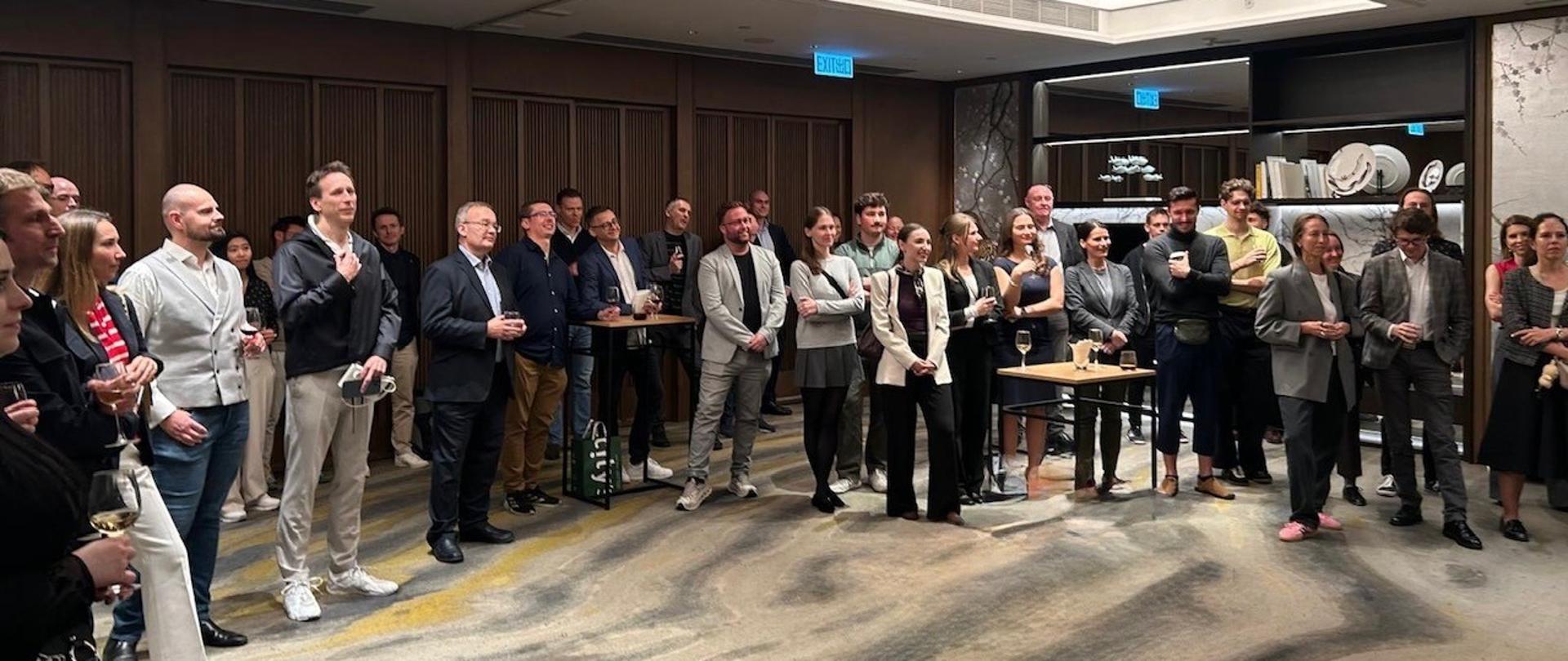 Uczestnicy spotkania zorganizowane dla młodych, polskich Profesjonalistów w Hongkongu