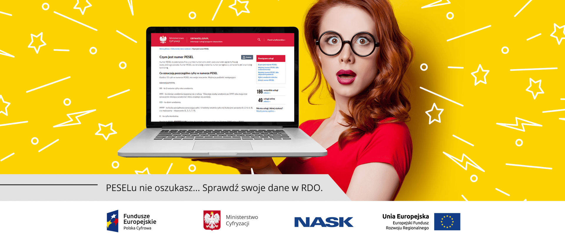 Zaskoczona kobieta w okularach w czerwonej sukience trzyma laptopa z wyświetloną stroną "Czym jest numer PESEL".