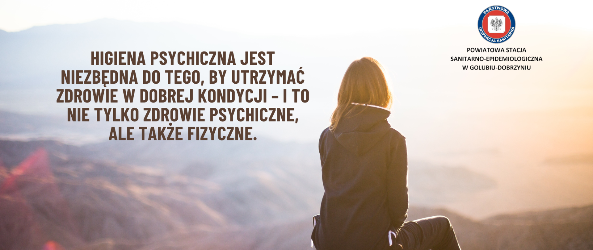 Kobieta siedząca na wzgórzu i wpatrująca się w piękny widok pasma górskiego