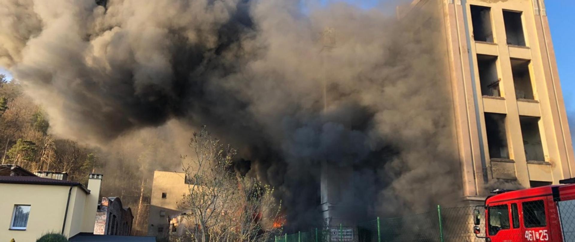 Na zdjeciu dom w kłębach dymu