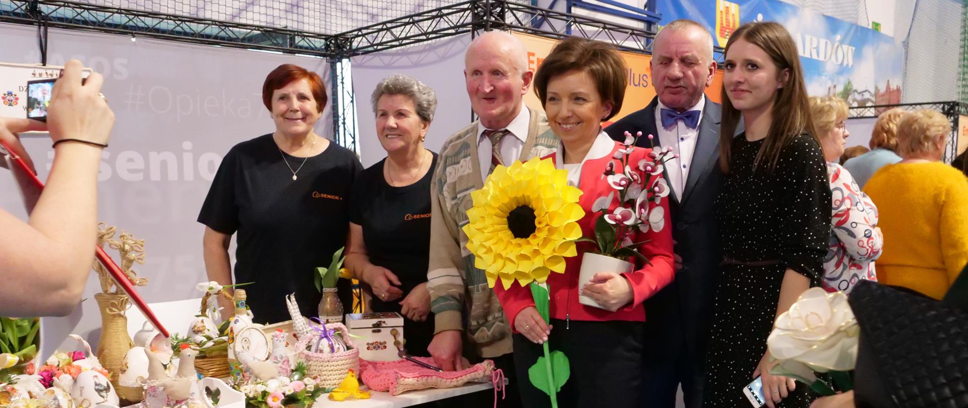 Minister Maląg z seniorami