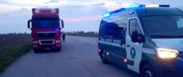 Miejsce kontroli ciągnika siodłowego z podpiętą naczepą ze zdemontowanym kołem. Niesprawny pojazd wycofali z ruchu inspektorzy podlaskiej Inspekcji Transportu Drogowego. 