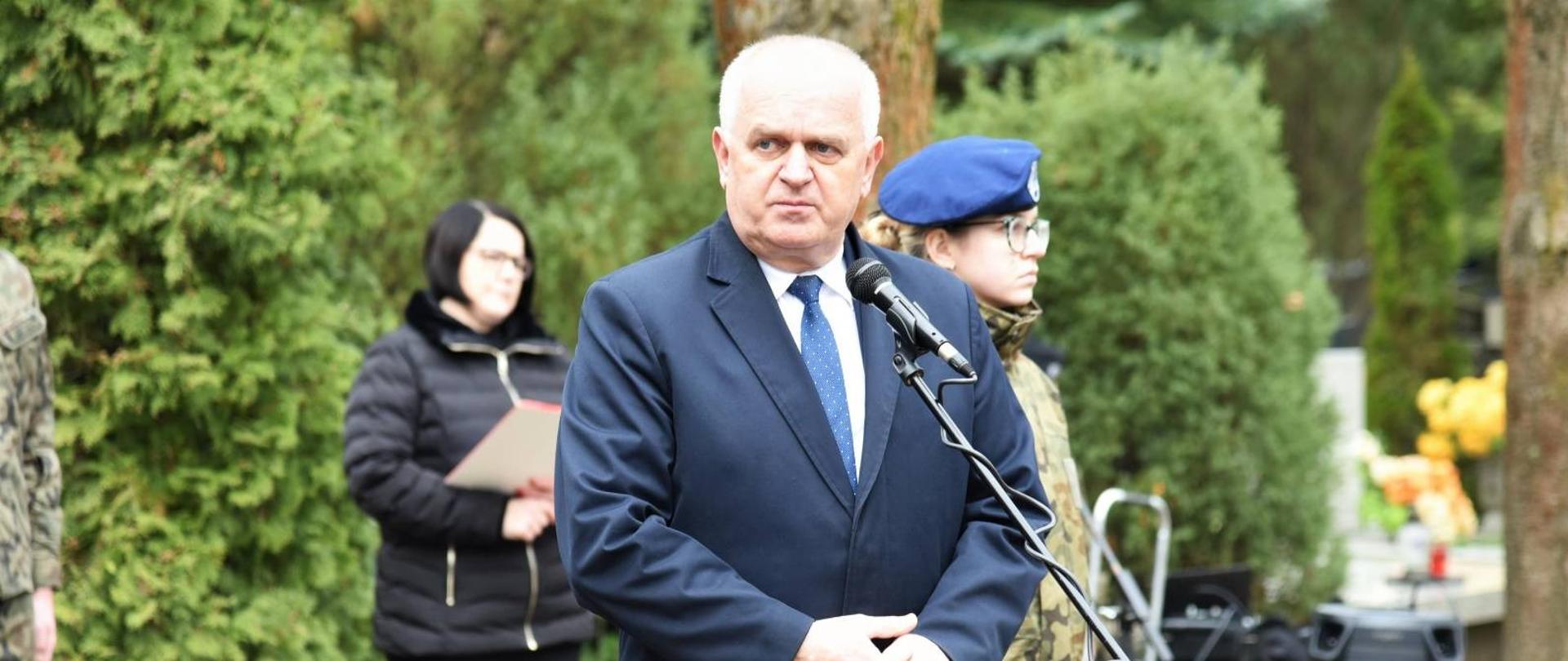 Wojewoda Władysław Dajczak przemawia w czasie uroczystości stojąc przed mikrofonem 