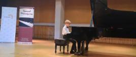 Młody pianista podczas prezentacji konkursowej.