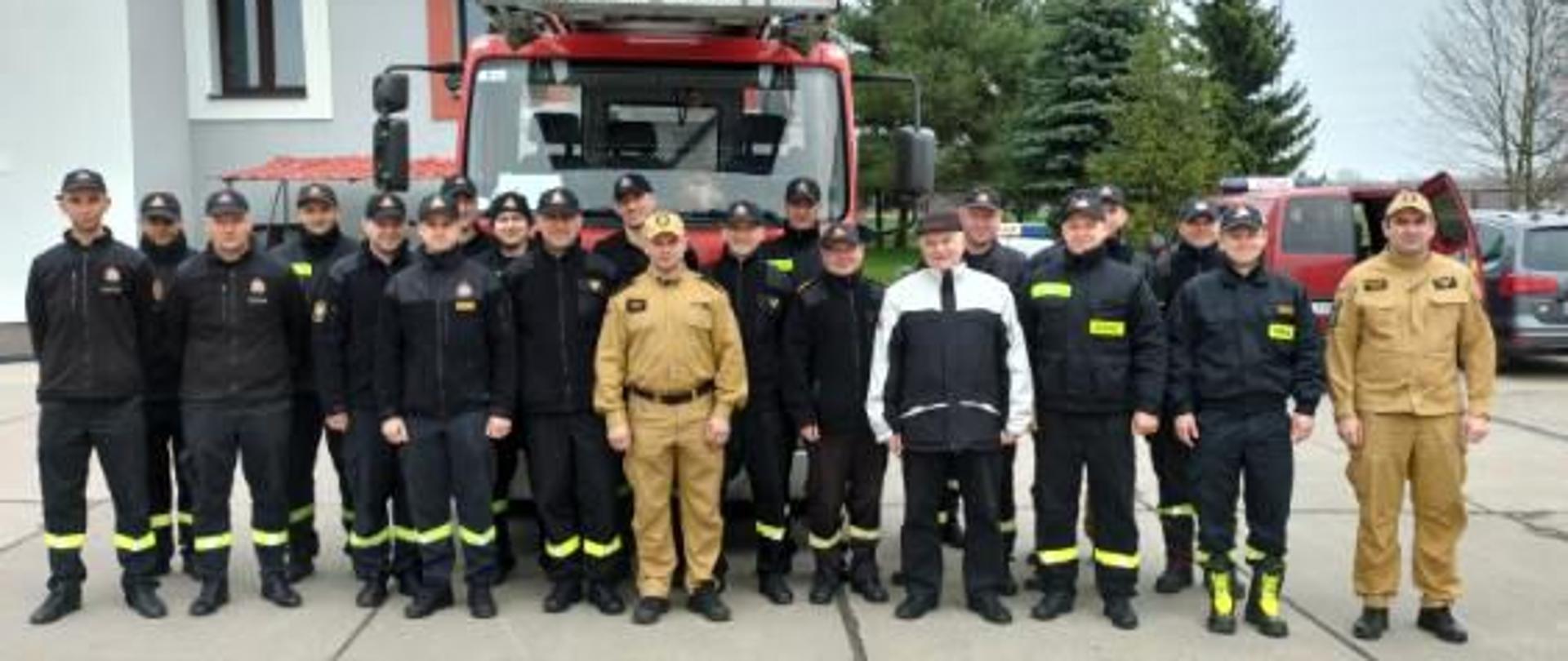Wspólne zdjęcie grupowe uczestników szkolenia oraz instruktorów.