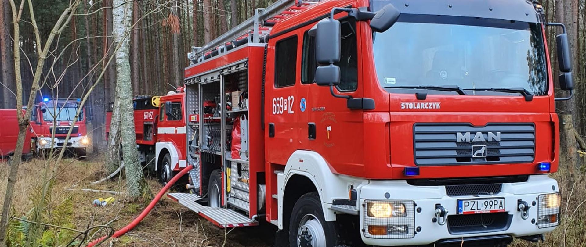 Na zdjęciu widok samochodów strażackich przy miejscu pożaru.