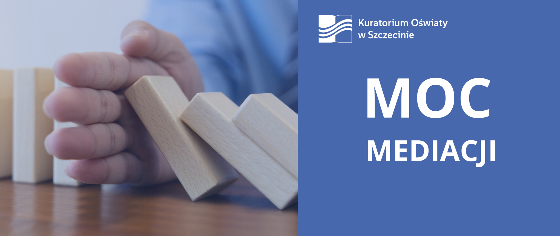 dłoń zatrzymuje upadające klocki, po prawej na niebieskim tle napis: moc mediacji oraz logo Kuratorium Oświaty w Szczecinie 