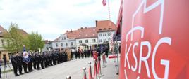 Baner na 30-lecie KSRG oraz w tle pododdziały strażaków