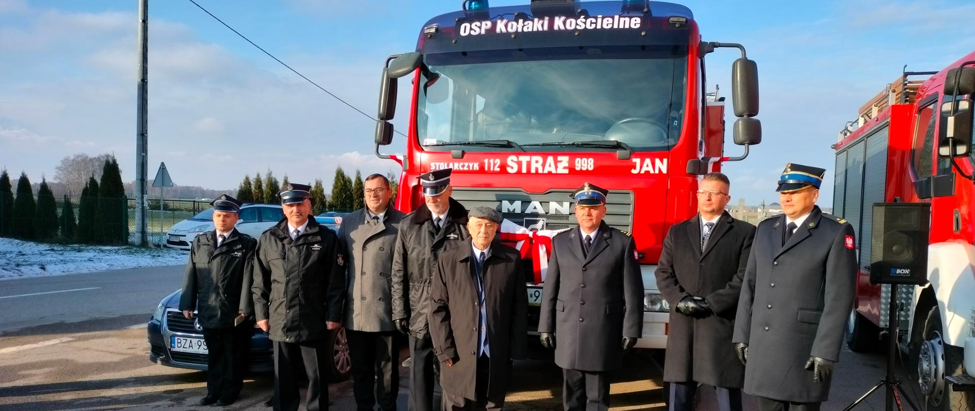 Przekazanie samochodu ratowniczo-gaśniczego dla jednostki Ochotniczej Straży Pożarnej w Kołakach Kościelnych na placu przed remizą