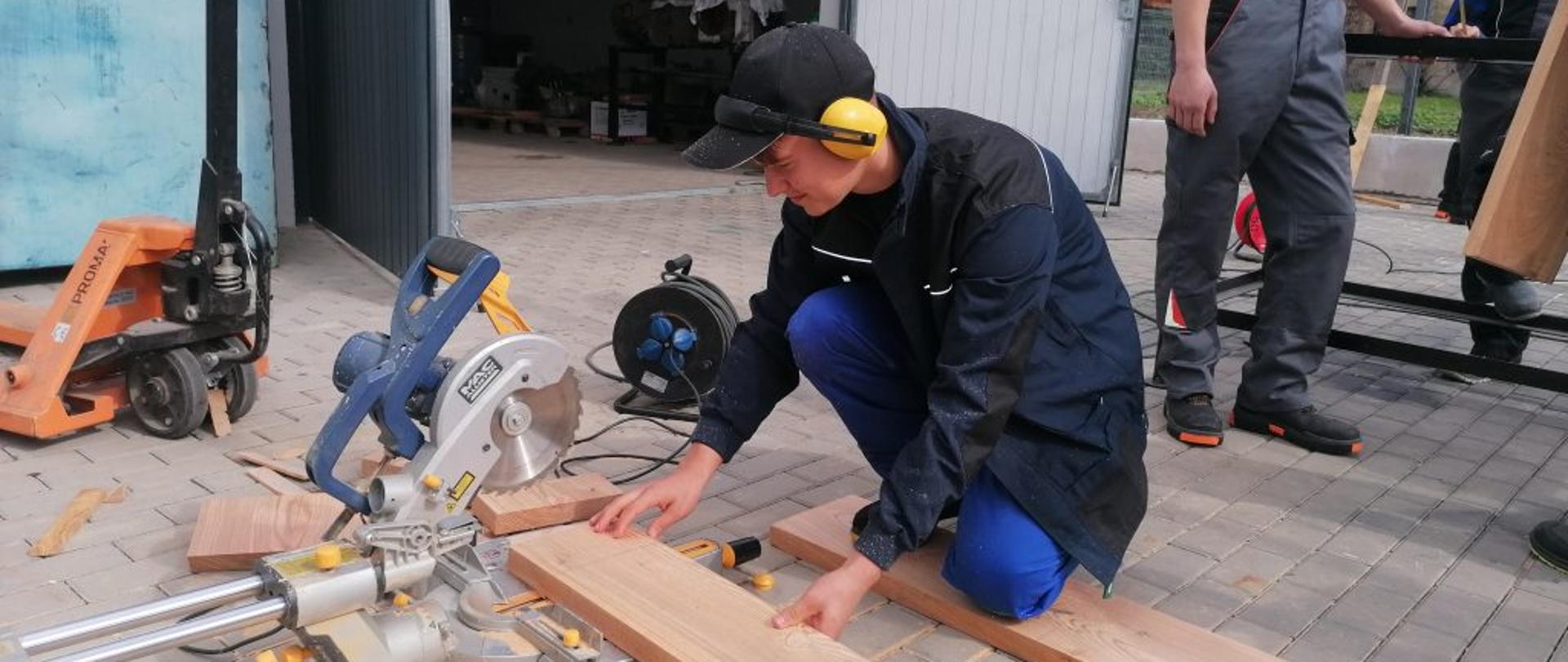 Uczeń kierunku technik mechanizacji rolnictwa i agrotroniki podczas zajęć praktycznych 