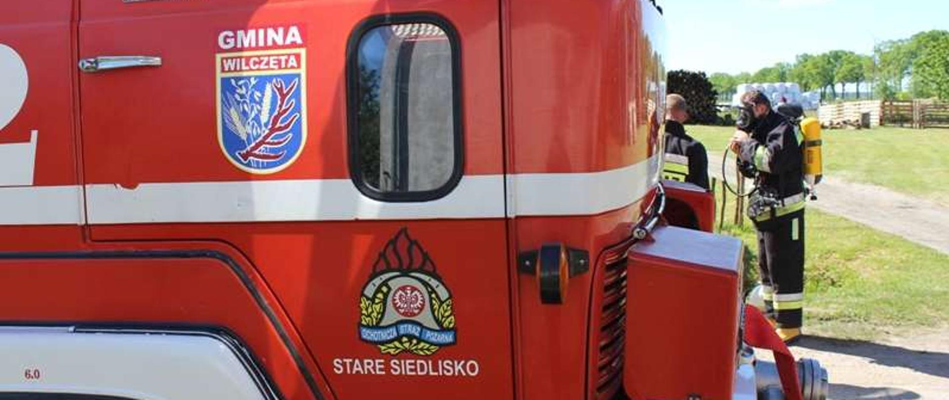 NA zdjęciu kabina czerwonego samochodu pożarniczego.