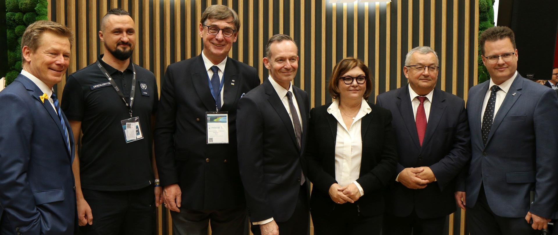 Minister infrastruktury Andrzej Adamczyk (drugi z prawej) oraz wiceminister infrastruktury Andrzej Bittel (pierwszy z prawej) na targach kolejowych InnoTrans w Berlinie