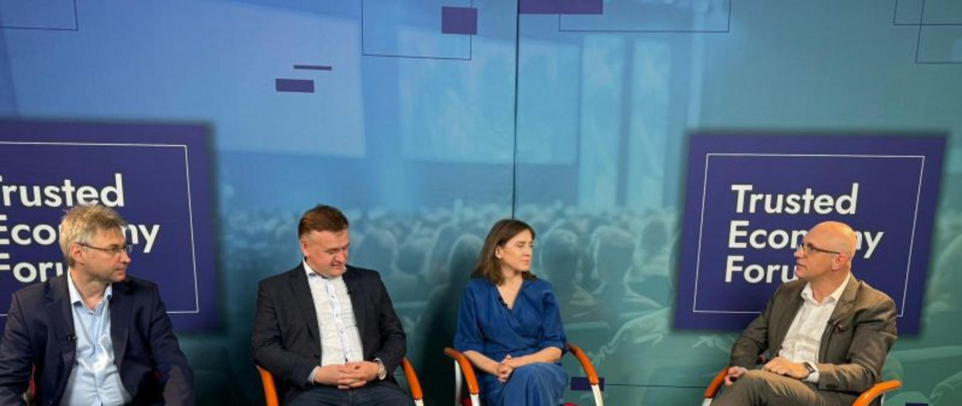 Na krzesłach siedzą uczestnicy spotkania Trusted Economy Forum.