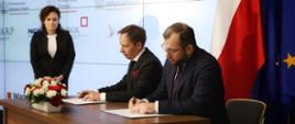 Minister Grzegorz Puda oraz Dyrektor Paweł Kuch podpisują porozumienie