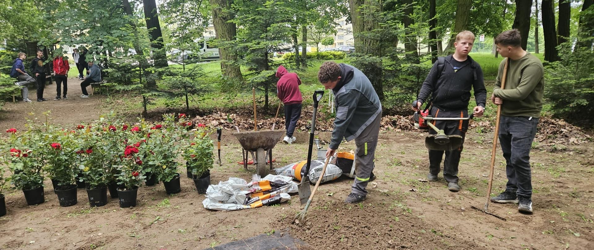 Uczniowie przy pracach ogrodniczych