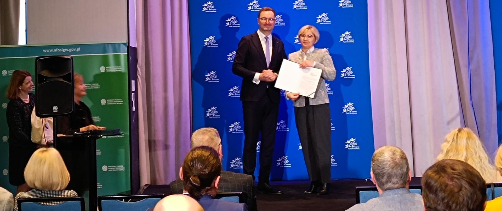 Wicedyrektor RZGW w Warszawie Agnieszka Zientara odbiera nagrodę za realizację projektu LIFE Pilica 