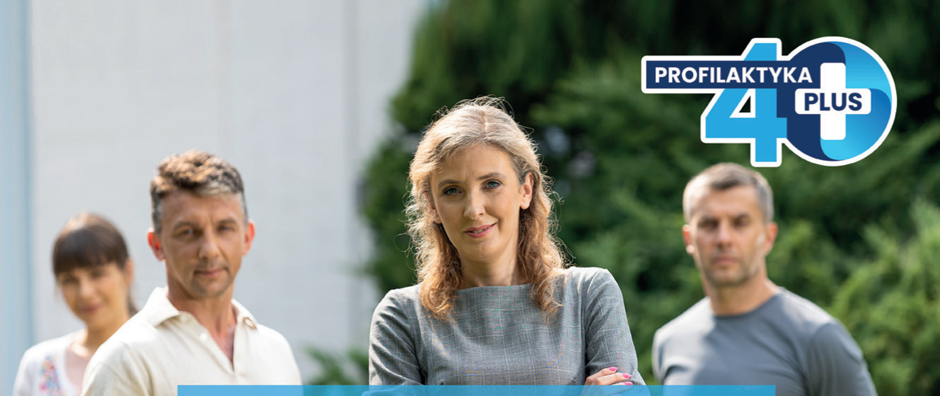 Dwie kobiety i dwóch mężczyzn pozuje do zdjęcia - przed nimi jest napis #badaMY się 